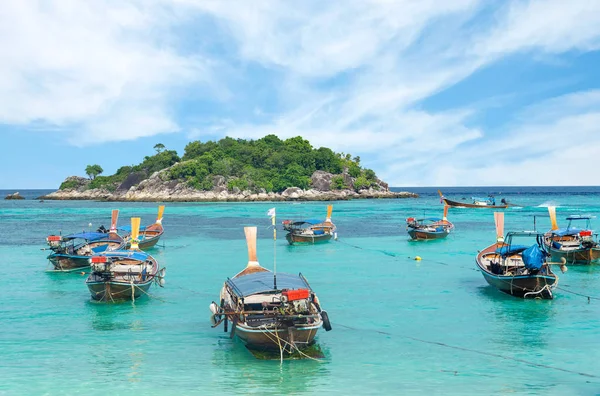 Viele Langschwanzboote Sonnenaufgangsstrand Koh Lipe Thailand — Stockfoto