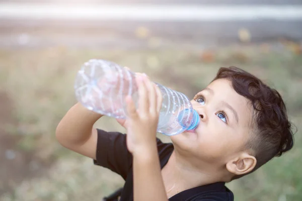 Asian Thai Kids Drink Water Park — Stock Photo, Image