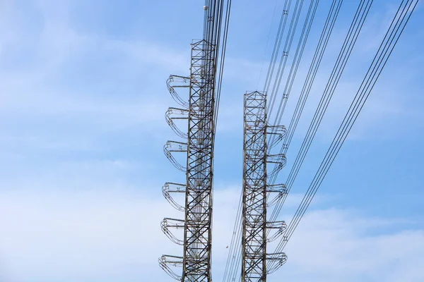 Alta Tensão Torres Transmissão Energia Fundo Céu Azul — Fotografia de Stock