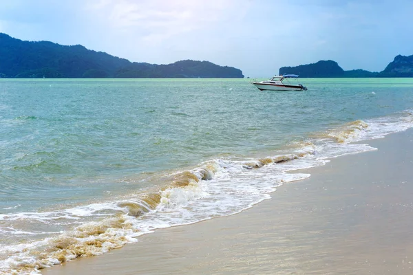 泰国沙敦省泰国海蓝色水域和白色沙滩上的船 — 图库照片