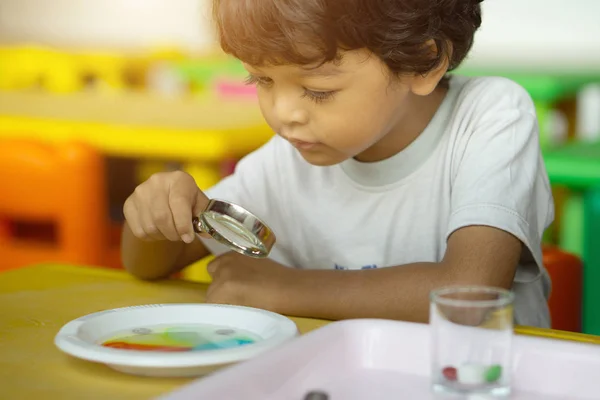 3-åriga barn i Asien genomför vetenskapliga experiment — Stockfoto