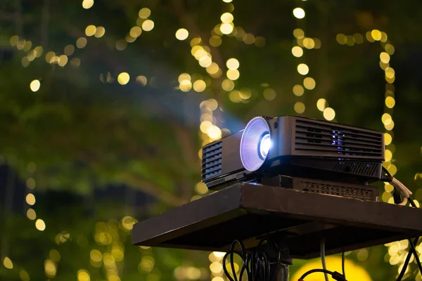 Proyector negro sobre mesa de pie listo para su presentación en amarillo — Foto de Stock