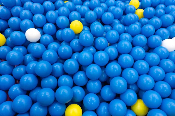 Bolas plásticas coloridas para crianças brincando na sala de playground — Fotografia de Stock