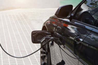 Elektrikli arabalar araba pilleri saklamak için elektrik şarj vardır