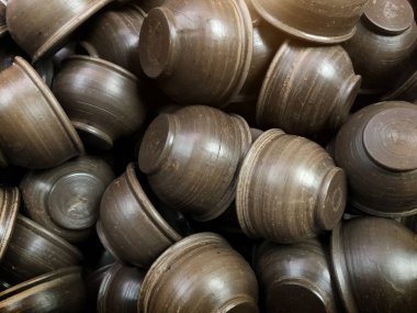 El yapımı cam çömlek ve Tay sanat tarzında oyulmuş