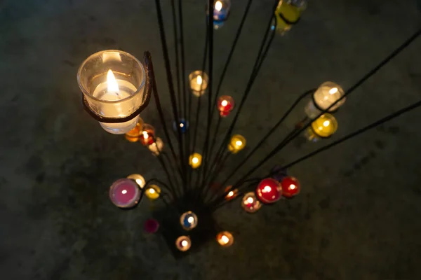 Velas colocadas en vidrio, colocadas sobre una base de hierro . — Foto de Stock