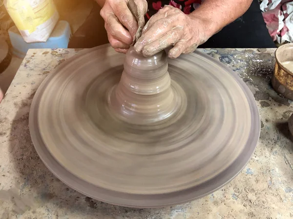 An older Asian woman Are making pottery by hand — Stock Photo, Image