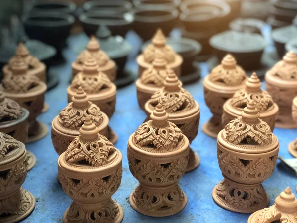 Handgjorda glaserade keramik och snidade i thailändsk konst stil — Stockfoto