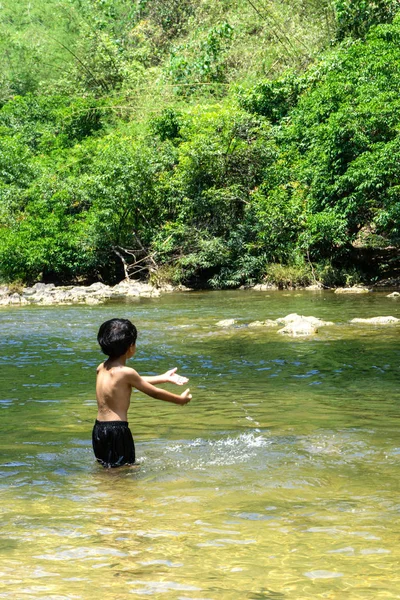 Ásia meninos jogar água no theriver — Fotografia de Stock