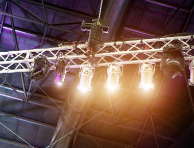 Konser sahnesinde birden fazla Led ışık ekipmanı.