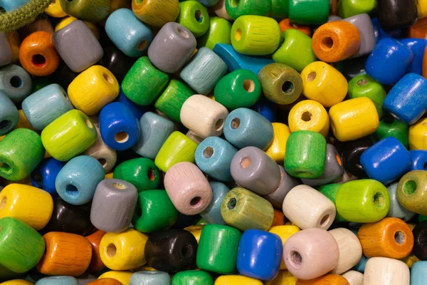 Contas de madeira coloridas que são brinquedos para criança — Fotografia de Stock