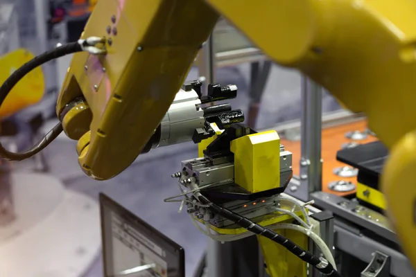 Robotí stroj v průmyslu, který pracuje. — Stock fotografie