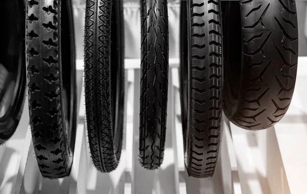 Los neumáticos de motocicleta son la parte exterior de las ruedas . — Foto de Stock