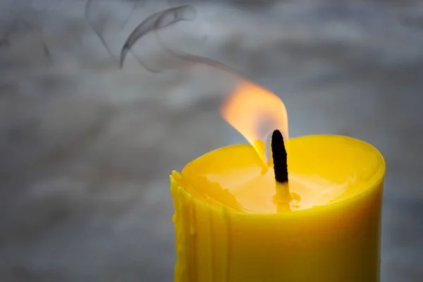 Una vela es una mecha encendida incrustada en cera, u otra flamma — Foto de Stock