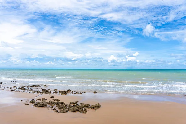 Προβολή Του Διαφανές Φόντο Μπλε Θάλασσα Στο Τροπικό Καλοκαίρι Παραλία — Φωτογραφία Αρχείου