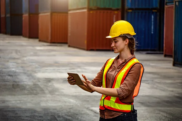 Female Foreman Using Computer Tablet Control Work Industrial Business — Stock Photo, Image