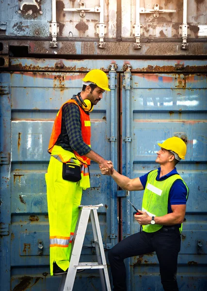 Dwaj Pracownicy Przemysłowi Łączą Siły Dla Lepszej Pracy — Zdjęcie stockowe
