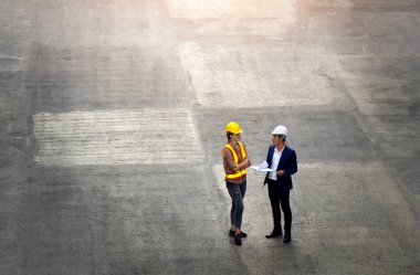 Kadın sanayi işçileri ve mühendis lojistik sektöründeki iş planlarını tartışıyorlar..