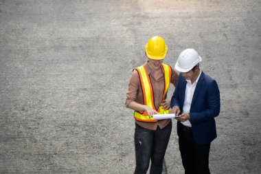 Kadın sanayi işçileri ve mühendis lojistik sektöründeki iş planlarını tartışıyorlar..