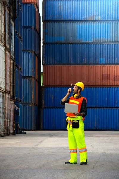 Lavoratore Industriale Sta Controllando Carico Del Contenitore Walkie Talkie Computer — Foto Stock