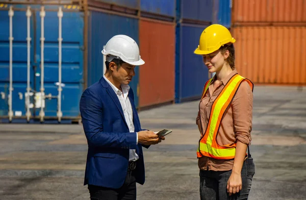 Supervisor Pays Wages Employees Import Export Industry — Stock Photo, Image