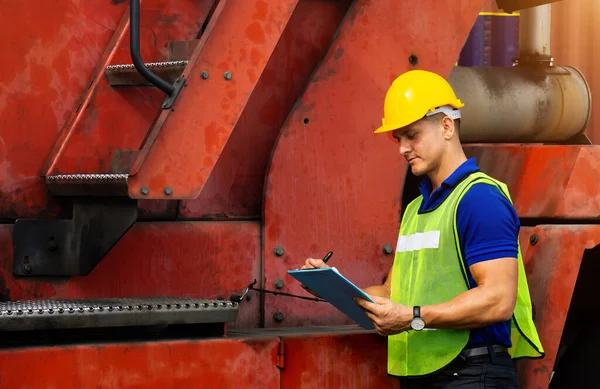 Mężczyźni Pracownicy Przemysłowi Lub Inżynierowie Sprawdzający Proces Maszyny Logistyce — Zdjęcie stockowe