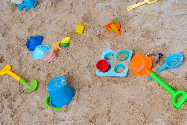 여름철에는 해변에 색깔의 장난감이 — 스톡 사진