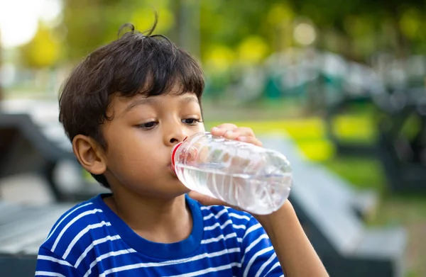 Azji Dziecko Spragniony Wody Wody Pitnej Przezroczystej Plastikowej Butelki Parku — Zdjęcie stockowe