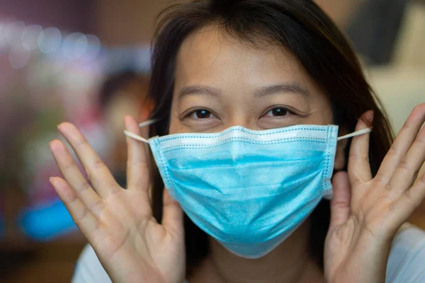 Asiatisk Kvinna Med Skyddsmask Ansiktet När Hon Var Kaféet Virus — Stockfoto