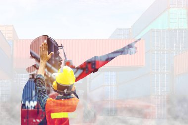 Sanayi işçisi ithalat-ihracat işindeki telsizle konteynır yükleme işini kontrol ediyor. Çift pozlama biçimi kavramı