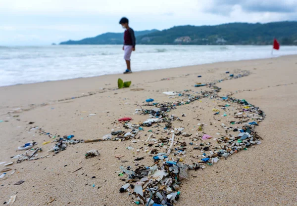 Zanieczyszczenie Środowiska Odpadów Tworzyw Sztucznych Plaży Mai Khao Phuket Tajlandia — Zdjęcie stockowe