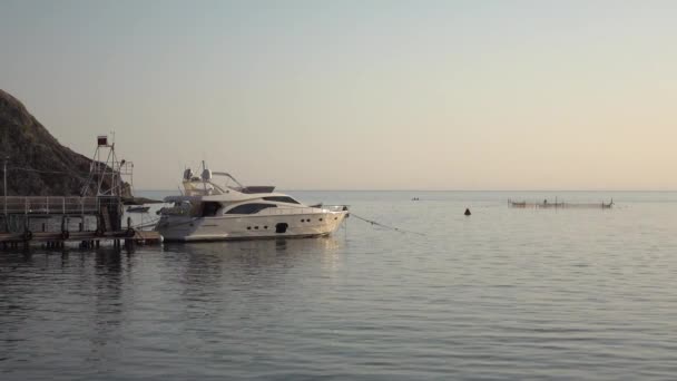 Lujoso Yate Mar Blanco Amarrado Muelle Solitario Atardecer Mar Tranquilo — Vídeo de stock