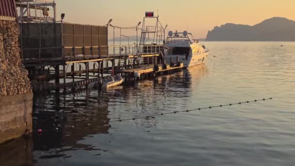 Yacht Luxe Mer Blanche Amarré Dans Marina Solitaire Coucher Soleil — Video