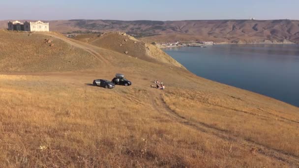 Çocuklu Bir Grup Insan Piknik Için Iki Koyu Renkli Arabayla — Stok video