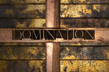 Hakiki özgün yazı tiplerinin fotoğrafı. Klasik desenli gümüş rengi grunge bakır ve altın arkaplan üzerine egemenlik metni oluşturuyorlar.