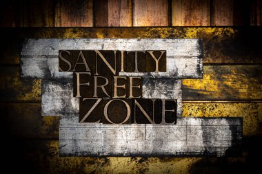 Sanity Free Zone 'u oluşturan gerçek özgün harflerin fotoğrafı klasik desenli gümüş grunge bakır ve altın arkaplan üzerine