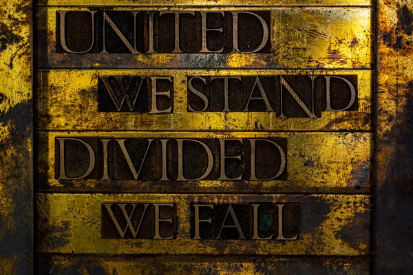 United Stand Divided Fall Tekst Dannet Med Ægte Autentiske Skrifttyper - Stock-foto