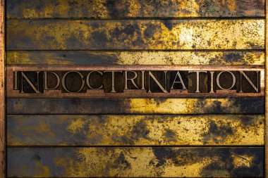 Beyin yıkama metni, klasik desenli gümüş grunge bakır ve altın arkaplan üzerine hakiki yazı dizisi harfleriyle oluşturuldu