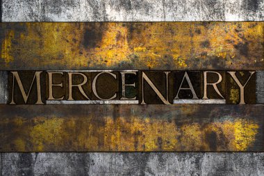 Paralı asker metni gerçek otantik yazı dizisi harfleriyle gümüş rengi grunge bakır ve altın arkaplan üzerine oluşturuldu