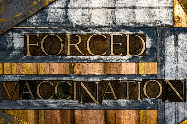 強制予防接種テキスト形成本物のタイプセット文字でヴィンテージテクスチャシルバーグランジ銅と金の背景 — ストック写真