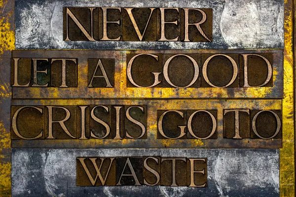 決して良い危機を聞かせてみましょう廃棄物テキスト形成とともに本物のタイプセット手紙上のヴィンテージテクスチャシルバーグランジ銅と金の背景 — ストック写真