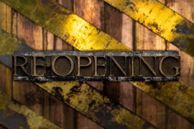 Klasik desenli gümüş grunge bakır ve altın arkaplan üzerine hakiki yazı dizisi harfleriyle yeniden açılır