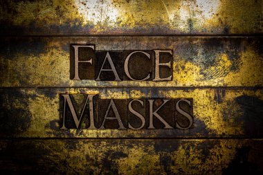 Yüz Maskeleri gerçek otantik yazı dizisi harfleri ile oluşturulmuş gümüş rengi grunge bakır ve altın arkaplan