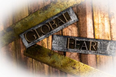 Küresel Korku metni, klasik desenli gümüş grunge bakır ve altın arkaplan üzerine hakiki harflerle oluşturuldu