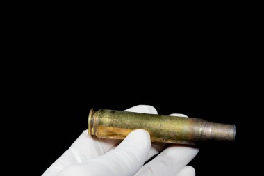 Adli tıp 50 kalibrelik mermi kovanı tutuyor. 