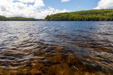 Kaya Gölü manzaralı, kayalıklarda görünen berrak su manzaralı.