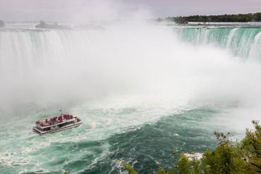 Niagara Şelalesi, Kanada, 26 Ağustos 2020: Hornblower Niagara Şelalesi 'nden gelen turistlerle Horseshoe Falls' a doğru ilerleyen geniş bir tekne görüntüsü