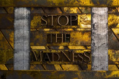 The Madness 'i Durdur metni gerçek otantik yazı dizisi harfleri ile klasik desenli gümüş grunge bakır ve altın arkaplan