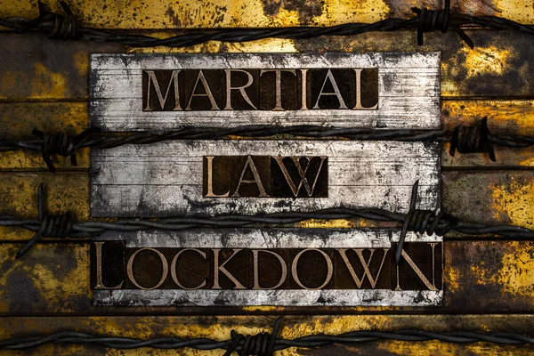 Martial Law Lockdown Szöveg Alakult Valódi Hiteles Betűtípus Betűk Szögesdrót — Stock Fotó