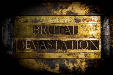 Acımasız Devastation metin mesajı dokulu bakır ve klasik altın arkaplan üzerine özgün